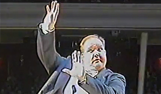 Кокетливый дирижер станцевал на концерте Кокетливый дирижер станцевал на концерте