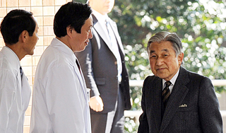 Императору Японии сделали операцию Императору Японии сделали операцию