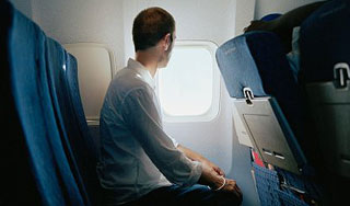 Пассажиры заметили дыру в самолете Пассажиры заметили дыру в самолете