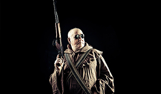 Австриец с балкона открыл стрельбу из АК-47 Австриец с балкона открыл стрельбу из АК-47