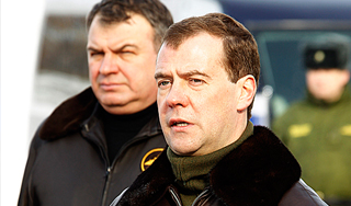 Сердюков доложил Медведеву о риске войны Сердюков доложил Медведеву о риске войны