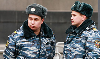 Пьяный белорус откусил погон полицейского Пьяный белорус откусил погон полицейского