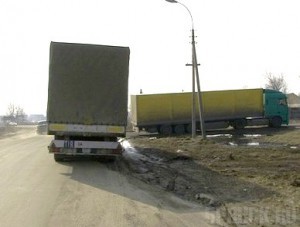 В МАПП «Погар» вооруженные бандиты напали на дальнобойщиков В МАПП «Погар» вооруженные бандиты напали на дальнобойщиков
