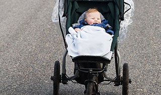 Дедушку с грудничком сбили в центре Москвы Дедушку с грудничком сбили в центре Москвы