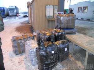 Таможенники задержали крупную партию платьев