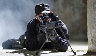 Тулузского убийцу снял в окне снайпер Тулузского убийцу снял в окне снайпер