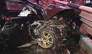 Машина протаранила дом в центре Москвы Машина протаранила дом в центре Москвы