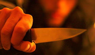 Полицейский ударил врача ножом за парковку Полицейский ударил врача ножом за парковку