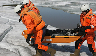 Под лед на Москве-реке провалились люди Под лед на Москве-реке провалились люди
