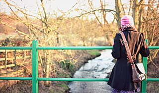 Мужчина столкнул беременную с моста в воду Мужчина столкнул беременную с моста в воду