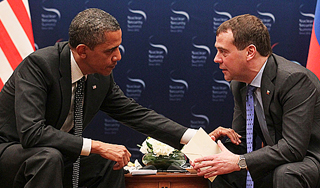 Обама попросил у Медведева "пространства" Обама попросил у Медведева "пространства"