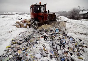 В поисках похищенного ребенка волонтеры обследуют свалку
