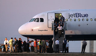 Самолет сел из-за криков капитана о бомбе Самолет сел из-за криков капитана о бомбе