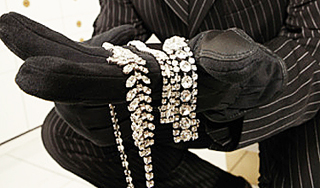 Экс-полицейские ограбили ювелирный салон Экс-полицейские ограбили ювелирный салон