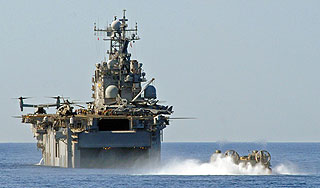 США перебрасывают к Ирану десантный флот США перебрасывают к Ирану десантный флот