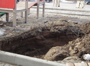 Восьмилетний мальчик провалился под землю на детской площадке Фото: vashedelo.net