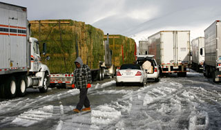 Миллионы долларов высыпались на дорогу Миллионы долларов высыпались на дорогу