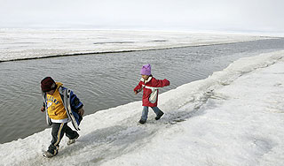 Женщина с двумя детьми провалились под лед Женщина с двумя детьми провалились под лед