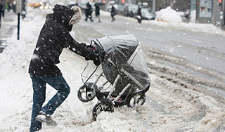 Машина сбила женщину с младенцем Машина сбила женщину с младенцем