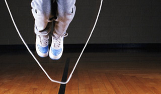 Школьник умер во время прыжков со скакалкой Школьник умер во время прыжков со скакалкой