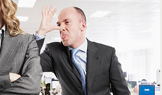 Россияне успевают шутить на работе Россияне успевают шутить на работе