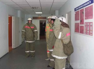 Пожарные отработали умения и навыки в инфекционной больнице