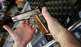 Полицейский выпустил в коллегу девять пуль Полицейский выпустил в коллегу девять пуль