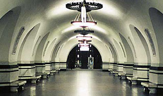 В московском метро человек упал на рельсы В московском метро человек упал на рельсы