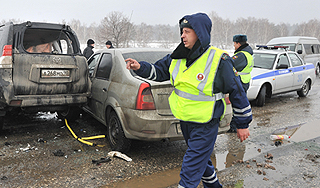 Иномарка сбила попавших в аварию людей Иномарка сбила попавших в аварию людей