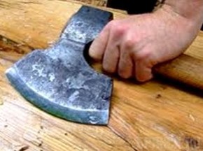 Зачитали приговор мужчине, зарубившему топором гостью