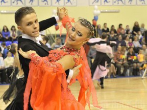 На спортивные бальные танцы в Брянск съехались 350 пар