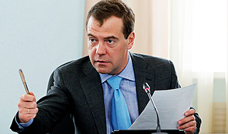 Медведев пустил в политику сотни партий Медведев пустил в политику сотни партий