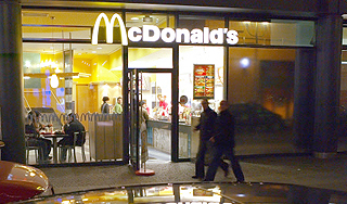 Москвичке сломали ногу в McDonald's Москвичке сломали ногу в McDonald's