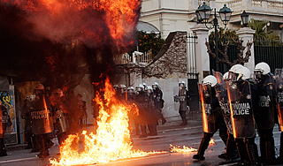 Суицид пенсионера вызвал бунт в Греции Суицид пенсионера вызвал бунт в Греции