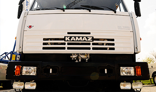 Забастовщики перекрыли улицу "КамАЗами" Забастовщики перекрыли улицу "КамАЗами"