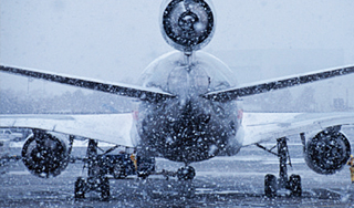 Снегопад расстроил работу аэропортов Снегопад расстроил работу аэропортов