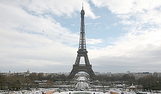 В Эйфелевой башне с высоты рухнул лифт В Эйфелевой башне с высоты рухнул лифт