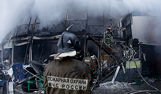 Поджигатель открыл огонь по пожарным Поджигатель открыл огонь по пожарным