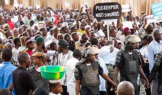 Лидер хунты в Мали передает власть Лидер хунты в Мали передает власть