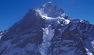 Лавина накрыла военных в Гималаях Лавина накрыла военных в Гималаях