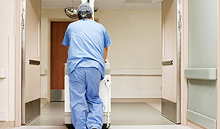 Врачи запретили допрос раненого главы банка Врачи запретили допрос раненого главы банка