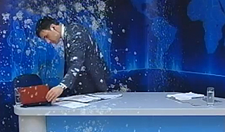 Bедущего в прямом эфире забросали яйцами Bедущего в прямом эфире забросали яйцами