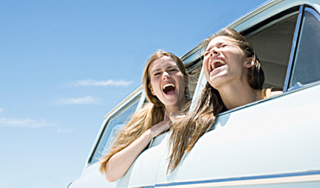 Наркоманки выбросили из "Мерседеса" труп Наркоманки выбросили из "Мерседеса" труп