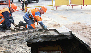 Автобус с людьми провалился в яму на Урале Автобус с людьми провалился в яму на Урале