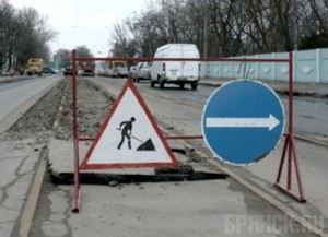 В Брянске снова начали латать дорожное покрытие