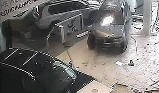 Клиент на джипе разнес автосалон в Москве Клиент на джипе разнес автосалон в Москве