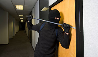 В банке проломили стену и вынесли деньги В банке проломили стену и вынесли деньги