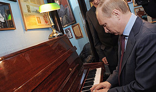 Путин сыграл на пианино "Город над Невой" Путин сыграл на пианино "Город над Невой"