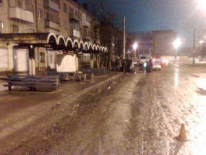 Водитель иномарки снес остановочный комплекс в Бежице Водитель иномарки снес остановочный комплекс в Бежице