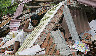 Землетрясения убили людей в Индонезии Землетрясения убили людей в Индонезии